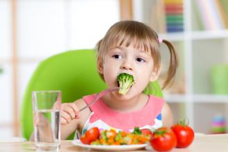 petite fille qui mange des légumes